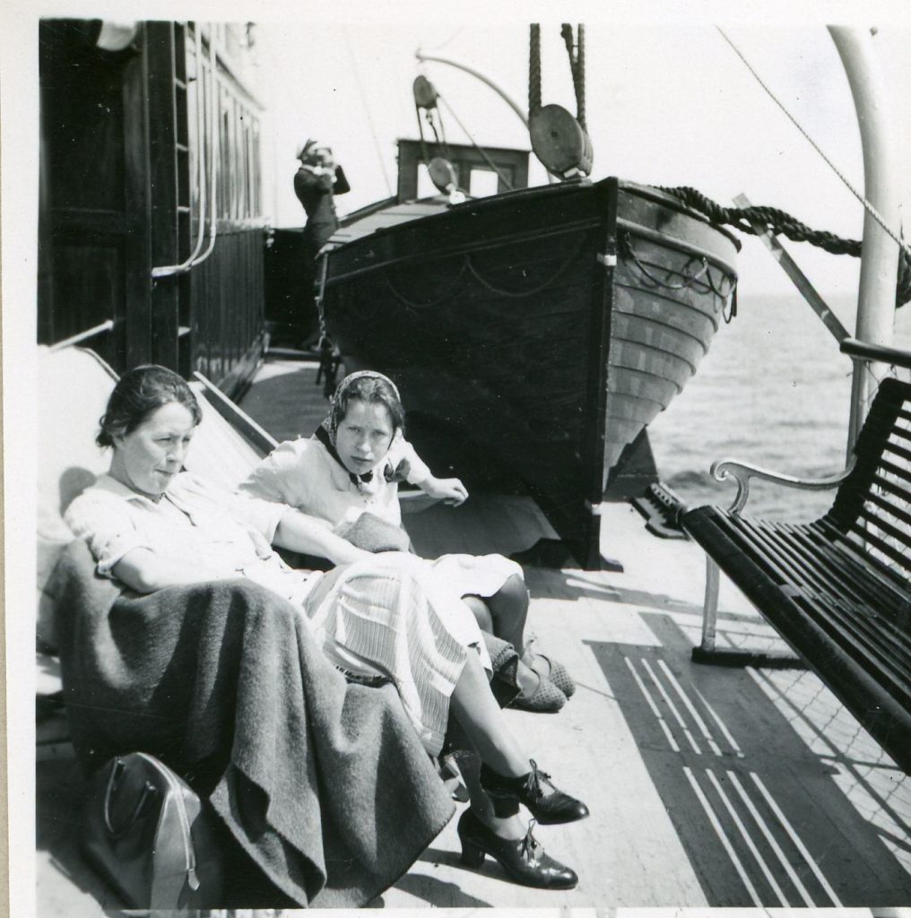 Birgit og moderen ombord på Ruhno