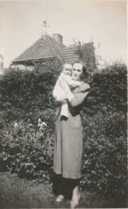 Gerda Persson med datteren Alice i børnehjemmets have. Ca. 1937